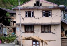 चन्द्रागिरि नगरमा भुकम्पले चर्काएका घरहरू अझै भत्किएनन्, जोखिमपुर्ण बन्दै बस्तीहरू