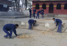 विष्णुदेवी मन्दिर सरसफाईमा विष्णुदेवी स्कुलका विद्यार्थीहरू
