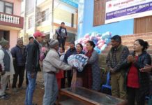 ३ नं. प्रदेश सभासद रमा आलेमगरबाट विपन्न परिवारलाई बल्यङ्गकेट वितरण