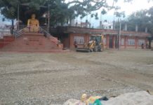 बोसीगाँउ ख्यः मा ढुङ्गा छाप्न रोडा बिछ्याउदै।