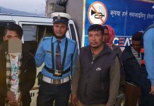 कंलकीमा पाकेटमार ट्राफिक प्रहरीको फन्दामा