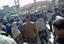 स्थानियले गरे चन्द्रगिरिमा सडक अवरोध