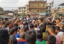 धादिङमा सवारी दुर्घटना पश्चात चौतारी समितिले बेवास्था गरेको भन्दै मृतकका आफ्न्त र स्थानियले गरे गुर्जुधारामा सडक जाम