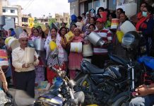 पानी खान पाउनु पर्ने भन्दै गाग्रो र बोटल सहित नगरपालिका घेराउ