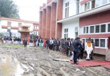 हिलोमाथि रेड कार्पेट, कार्पेटमाथि प्रधानमन्त्री