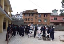 नेपालको पुराना तस्वीरहरू देख्न पाउँदा जनकल्याण स्कुलका विद्यार्थीहरू दंग