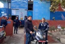सञ्चारकर्मी रोशन दानीको चोरी भएको मोटरसाइकल फेला पारेर हस्तान्तरण