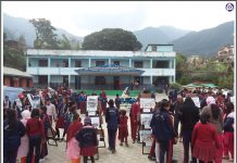 नेपालका पुराना तस्वीरहरू देख्न पाउँदा जनविकास मा.वि. का विद्यार्थीहरू दंग