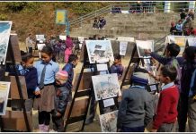 नागढुङ्गाको पुरानो तस्वीर देख्न पाउँदा विद्यार्थीहरु दंग