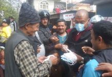 चन्द्रागिरि वडा न ७ मा निशुल्क मास्क वितरण गर्दै