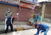 चन्द्रागिरि नगरपालिका वडा न ६ र ७ स्तिथि कोरोनाबाट जोगिन पसल अगाडि ग्राहक उभिने घेरा