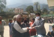 चन्द्रागिरि वडा न ८ मा निशुल्क मास्क वितरण गर्दै