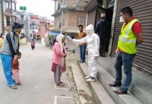 चन्द्रागिरि नगरपालिका वडा नं ६ मा घर घरमा गएर स्वास्थ्य परीक्षण गर्दै
