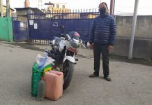 चन्द्रागिरि नगरपालिकामा लक डाउनको अवस्थामा घरेलु मदिरा ओसारपसार गर्ने व्यक्ति नियन्त्रणमा