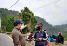 चन्द्रागिरि नगरपालिका वडा नं १२ का वडाअध्यक्ष प्रकाश श्रेष्ठद्वारा पैदल यात्रीलाई खाजा, पानी वितरण गर्दै
