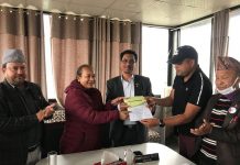 बलम्वु सहकारी समुहद्वारा चन्द्रागिरि नगरपालिलाइ नगद एक लाख पचिस हजार हस्तारण
