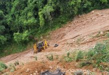 चन्द्रागिरि नगरपालिका वडा न ४ स्तिथ सेते पहरामा डोजर दुर्घटना