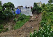 चन्द्रागिरिका तीन घर पहिराेले जाेखिम परिवारलाई स्थान्तरण