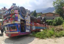 डिजेल बाेकेकाे ट्याङ्कर थानकोट निगम माेडमा पल्टिँयाे (तस्बिर सहित )