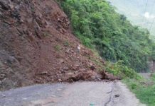 पहिरो खस्दा मुग्लिन-नारायणगढ सडक अवरूद्ध