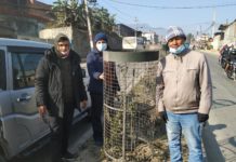 चन्द्रागिरि नगरपालिका र युवा कृषक बहुउदेशीय सहकारी संस्था लि. द्वारा नागदुङ्गा राजमार्ग डिभाईडरका विरुवाहरुमा मल र पानी राखने कार्य सुचारु (तस्बिर सहित)