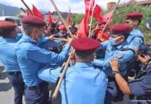चन्द्रागिरि– १५ तीनथानामा प्रहरी र आन्दोलनरत मिटरब्याज पीडितबीच झडप chandragiri municipal miter byaj