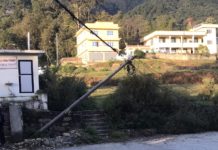विद्युत पोल ढल्न लाग्दा थानकोट अस्पताल नजिक जोखिम