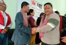केपि ओलिको हातबाट टीका लगाएर सुरेन्द्र थापा एमाले फर्किए