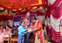 जन्मदिन मनाउने नयाँ शैली : चन्द्रागिरिका विद्यालयलाई किताब उपहार