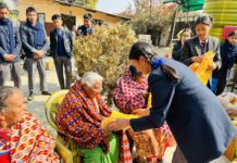 जेसिस इन्टरनेसनल बोर्डिंग स्कुलका विद्यार्थीहरू तथा शिक्षकद्वारा वृद्धाश्रममा खाद्यान्न र कपडा वितरण